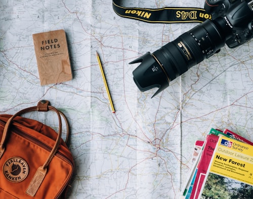Viajera observando un mapa